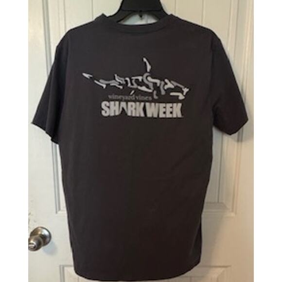 Vineyard Vines Men's Camo Discovery Shark Week Logo Pocket T-Shirt Small - Picture 4 of 7